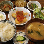 八百屋とごはん むかい - 一日定食（チキンカツ）