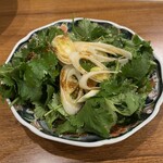 炉端とおでん 呼炉凪来 - パクチーサラダ