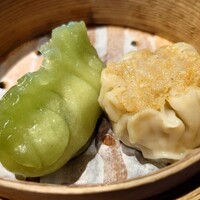 横浜中華街 重慶飯店 本館 - セットの点心は海鮮餃子とカレー焼売。どちらも香りが、いい。