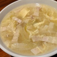 横浜中華街 重慶飯店 本館 - たまごのスープ。優しいお味。おかわり自由なのうれしい。