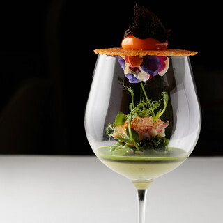 ワイングラスの中にお花の咲いた、スペシャリテAir(エール)