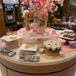 川崎日航ホテル カフェレストラン「ナトゥーラ」 - 春らしいディスプレイのデザートコーナー
