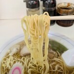 タカノ - 麺をリフト。必要にして十分なラーメン。