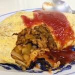 タカノ - オムライス断面。中も結構ケチャップ。