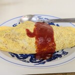 タカノ - オムライス。薄皮タマゴできれいにくるまれてる。オムライスってコレだよなぁって感じ。