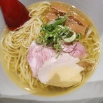 麺屋翔 札幌店 - 香味オイルで表面が覆われて湯気が出ないタイプ。これがスープの保温効果をもたらし、熱々のラーメンを食べることが出来る。