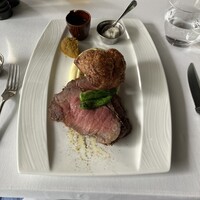 RUBY JACK'S SEAFOOD & STEAK - じっくり火入れしたサーロインのローストビーフ
                マッシュドポテト ヨークシャブディンググレイビーソース＆ホースラディッシュレリッシュ