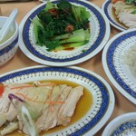 LUCKY CHICKEN RICE - LUCKY CHICKEN RICE(チキンライス、青菜の炒め物)