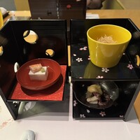広島 なだ万 - 先付け　削り節はマグロ、海老は呉産