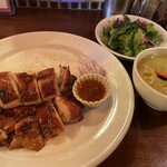 CONROW 渋谷道玄坂 - グリーンカレーもガイヤーンもサラダも美味しすぎる。