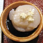 みかみ - ホタテ貝柱の刺身（山ワサビでホタテ貝と春キャベツのソテー 貝ダシソース）