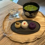 温 - 有機抹茶ラテ 五香+菓子3種(左から大和栗、花苺、静)