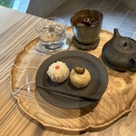 温 - 有機ほうじ茶 薮北+菓子2種(左から花苺、大和栗)