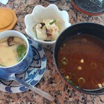旬 - ランチにつく赤だし、茶碗蒸し、小鉢は田楽豆腐