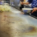 お好み焼き 八昌 - 着席した時点で、生地をま～るく引き始める店主