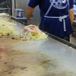 お好み焼き 八昌 - オーダーが通ると同時に、もうこんな状態にまで調理進行中（ですが、ここからが長かった～）