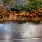 お好み焼き 八昌 - 断面を撮ってみた。生地が厚いのが特徴なの！？