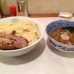 頑者 - トクモリビンボー！　ラー博は俺の社員食堂。  最近は辛つけめんばかりだったので、お久しぶりです、つけめんアブリチャーシュー、特盛り！　小さな不満もあるが、まあ、こういう日もあるさ。