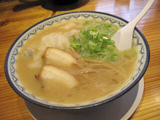 元祖赤のれん 節ちゃんラーメン - ワンタンメン並750円。
ちなみに、基本のラーメンは550円です。
