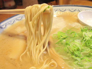 元祖赤のれん 節ちゃんラーメン - こっくり醤油豚骨です。麺は、博多ラーメンの源流を汲む店に共通した平打ちの細麺です。

