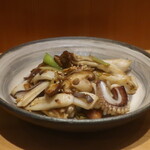 こころや - ヤリイカときのこの塩胡椒炒め