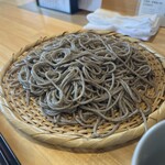 蕎亭 福笑 - もり蕎麦（大盛り）　1,640円　蕎麦がせいろから出ちゃってる