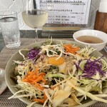 パパのごちそうと娘のお酒 - ランチのタコライスとグラスワイン