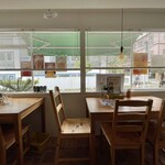 パパのごちそうと娘のお酒 - 窓際のテーブル席