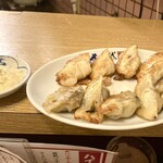 餃子酒場 一世一代 SECOND栄店 - 手前から【牡蠣餃子】、奥が【えび餃子】。