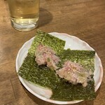 小料理酒場 小さな巨人 - お通し　なめろう海苔巻き