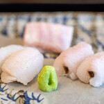 よし町 - 2025.4 常磐沖産穴子（左が熟成1週間で右が前日〆）｜常磐沖産鮃（ひらめ）エンガワ