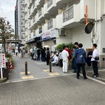 うどん屋 きすけ - 日曜日の開店時間、約10分後　※しっかり大行列