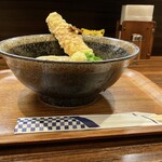 うどん屋 きすけ - 鯛ちくわ天と温泉たまごのぶっかけ　1,000円(税込)  ※横からも