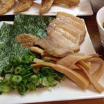 讃州手打ちうどん 我龍 - 冷たい拉麺の具材は別皿で提供されます♪