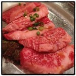 牛新 - 常陸牛の並カルビ。並でも質が高く、柔らかくジューシーで、脂は甘く軽い。それでいてタレも美味しく、脂の甘味との相性が良い。当然オンザライスで頂きました