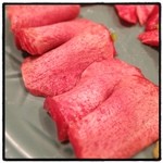 牛新 - 生でも頂けそうなくらいの黒タンの根元の芯の部分。実際レアめと良く焼きとで食べ比べてみましたが、レアめの方がより美味しく頂けました。旨味も食感も素晴らしかったです