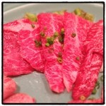 牛新 - 上ロースということですが、ランプかモモでしょう。やや噛み応えはありましたが、旨味は濃厚で、噛めば噛むほど旨味ジュースが広がりました。塩とタレで頂きましたが、タレを揉み込んだところ、柔らかくなり更に旨味もアップでした