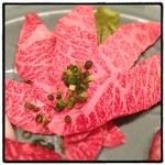 牛新 - 上カルビということですが、肩ロースではないでしょうか。味は完全にロースのそれでした。とろけるような食感と、非常に甘い脂が印象的でした。こちらはタレよりも塩かわさび醤油がGOODでした。ただ、気持ち喉に脂が残り、、