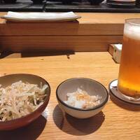 地葉はなれ - 生ビール　荒らすり大根だし醤油　もやし搾菜鶏ひき肉さっぱり葱塩風味　