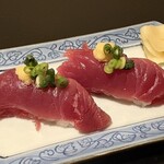 味処　八右衛門 - カツオ握り（2貫）