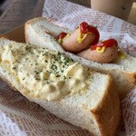 Cafe BOARD WALK - サンドイッチは卵とウインナーの２種類。パンはトースターで焼いてありカリッと香ばしい。結構ボリュームありますね。