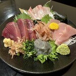 味処　八右衛門 - 旬の刺身3種盛り
