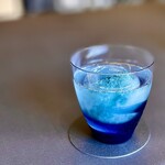 プレゼンテ スギ - バタフライピーで作られた氷水。宇宙をイメージした
                                蒼が美しい✩.*˚