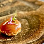 プレゼンテ スギ - 千葉の魅力。2日間塩麹で熟成した伊勢海老を使用。最初、フレッシュな伊勢海老の風味が鼻を抜け、何度か噛み砕くうちにチョコレートの味と相まり、また別の顔を見せ、最後また一つにまとまる最高の一品。