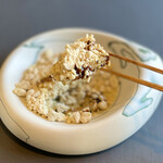 プレゼンテ スギ - ほんのり冷たいデザート的な一皿。温度差が楽しく濃厚なフォアグラの旨味にワインが進みます。