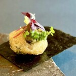 プレゼンテ スギ - 杉寿司TYPE-R リゾット のフリット アールグレイビネガー(自家製)・海苔(富津) 蛤のエキスがギュッと詰まったフリットにパリっとした海苔の香りが最高です。