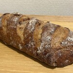 ブーランジェリー コロン - 全粒粉とくるみのパン