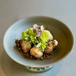 プレゼンテ スギ - 森の地面 ヤマドリダケのフリット ブラックオリーブ・雪の下・はこべ。届いた瞬間、茸の良い香りが(ﾉ◕ヮ◕)ﾉ*.✧一度凍らせたヤマドリダケエキスのフリット。ブラックオリーブは小石に見立てて。