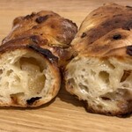 ブーランジェリー コロン - 桃とチーズのリュスティック（カット）