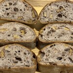 ブーランジェリー コロン - 全粒粉とくるみのパン（カット）